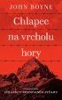 Chlapec na vrcholu hory